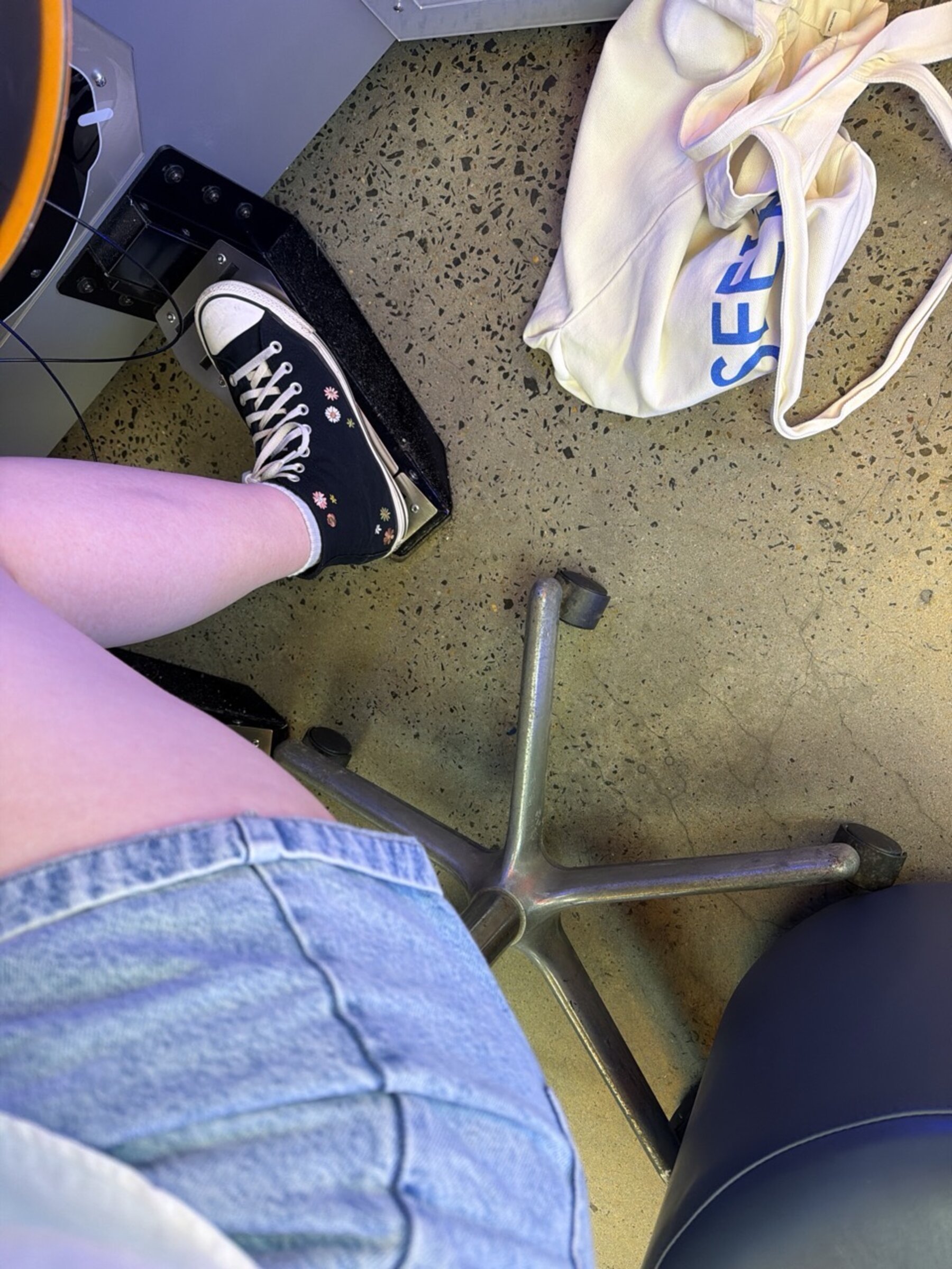 Someone put fucking wheels on the gitadora drum stool ;;;